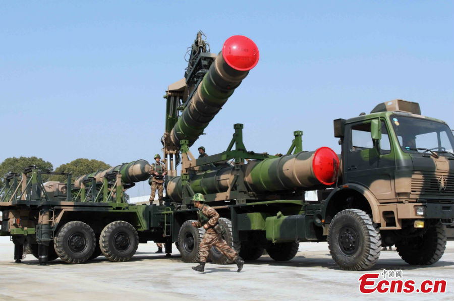 Soldiers of a missile brigade of the air force under the Guangzhou Military Area Command participate in an emergency drilling, March 18, 2013. [Photo: CNS/Li Ming] 