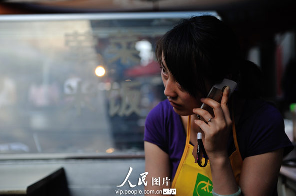 Li receives one or two calls every day from the former yoga center's clients, asking when she will re-open a yoga center. Li wishes to re-open the yoga center one day. (photo/vip.peolpe.com.cn)