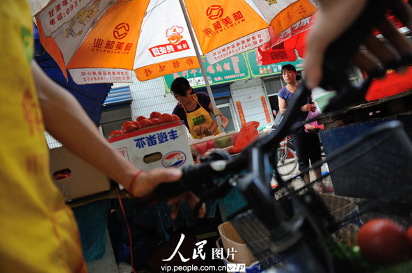 If there's no clients in the afternoon, Zhao and Li will go to the market to buy some vegetables.(photo/vip.peolpe.com.cn)