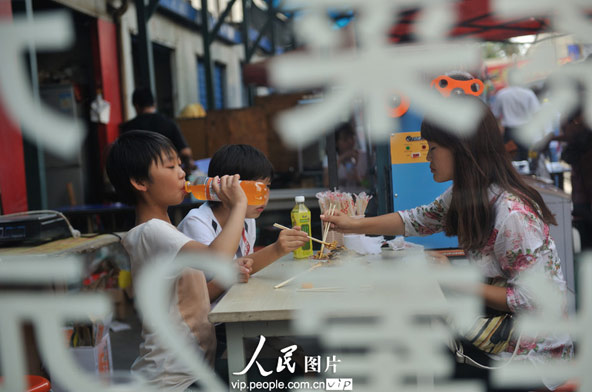 Because of the construction project and the holiday period of the nearby university, there are fewer people eating in the restaurants in the street. (photo/vip.peolpe.com.cn)