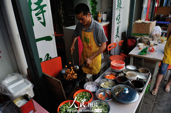 Zhao is a good designer, but also a good chef. (photo/vip.peolpe.com.cn)