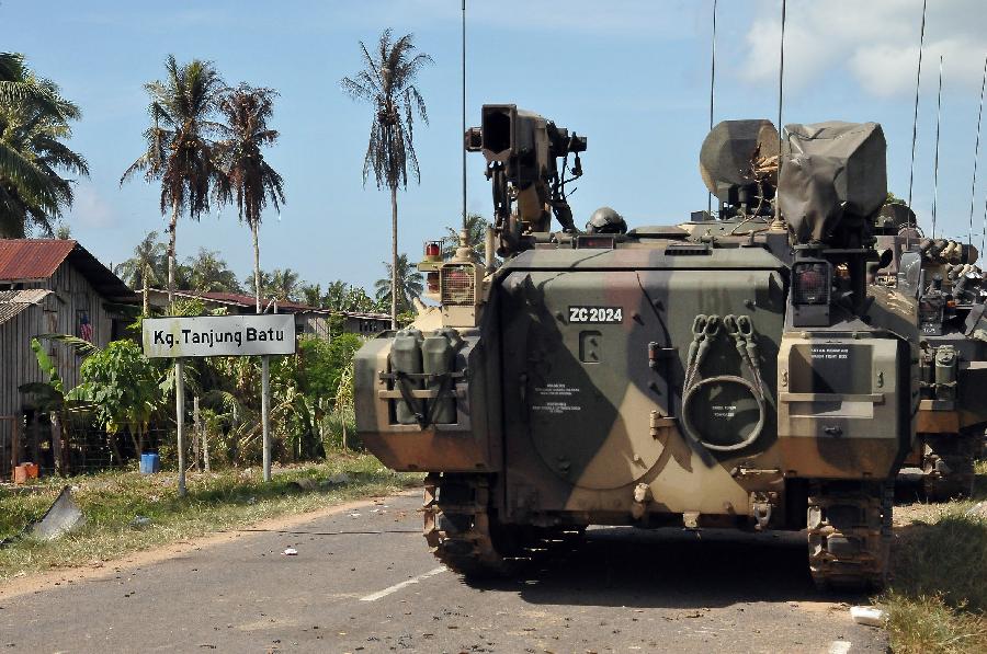 Malaysian security forces attend the all-out attack in Sabah of North Borneo in Malaysia, March 19, 2013. Senior Malaysian security officials on Monday expressed confidence to end the deadly standoff in Sabah. Some 200 of Sultan Jamalul Kiram III's followers landed in Sabah last month to stake a territorial claim on the land. Ten security forces and more than 60 gunmen were killed during the month-long standoff. Malaysian security forces launched an all-out attack on March 5 after negotiations broke down. (Xinhua)