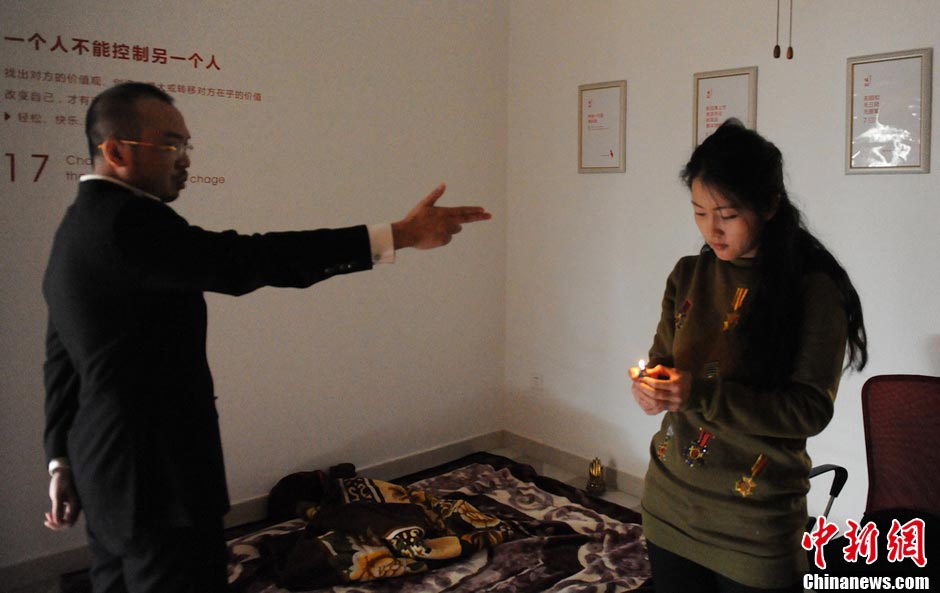 A woman takes Tang Tang's suggestion to light a lighter. (CNS/ Yang Huafeng) 