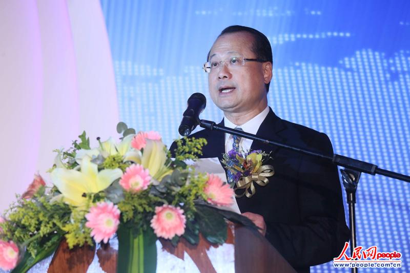 Dr. Jonathan Choi Koon-shum, Group Chairman of Sunwah Group addresses the opening ceremony, March 19, 2013.（Mai Runtian）