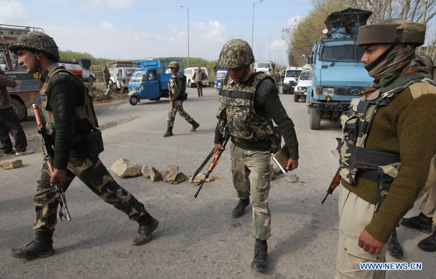 Indian border guards arrive at the site of a militant attack in Srinagar, summer capital of Indian-controlled Kashmir, March 21, 2013. At least three border guards of India's Border Security Force (BSF) were wounded Thursday after gunmen ambushed their convoy in Indian-controlled Kashmir, police said. (Xinhua/Javed Dar)