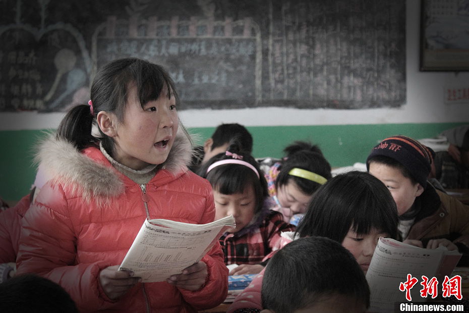 Song answers the question in class. She is not the best in her class but she works hard. (Chinanews.com / Zhou Panpan)