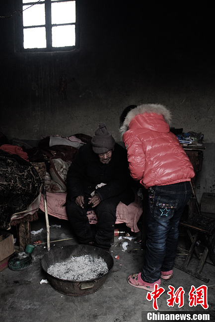 Song asks her grandfather if fire is enough and what to have for lunch when she just arrives home. Her grandfather tells Song that her aunt comes and takes care of his lunch. (Chinanews.com / Zhou Panpan)