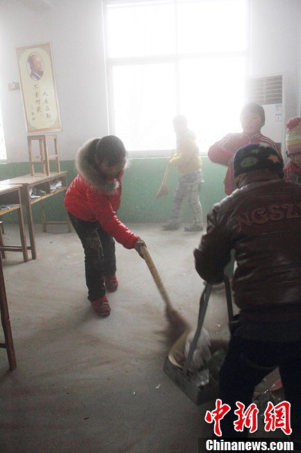 Song cleans classroom with her classmates before class. (Chinanews.com / Zhou Panpan)