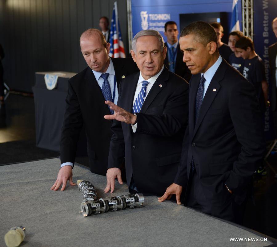 U.S. President Barack Obama (R) and Israeli Prime Minister Benjamin Netanyahu (C) view a robotic snake used in search and rescue at an Israeli technology exhibition at the Israel Museum in Jerusalem, on March 21, 2013 .(Xinhua/Pool/Debbie Hill) 
