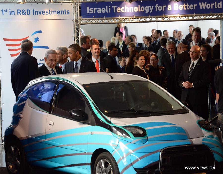 U.S. President Barack Obama and Israeli Prime Minister Benjamin Netanyahu view a water powered car at an Israeli technology exhibition at the Israel Museum in Jerusalem, on March 21, 2013 .(Xinhua/Pool/Debbie Hill) 