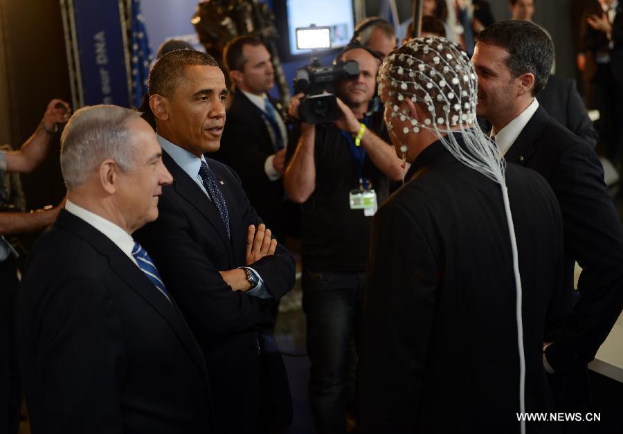 U.S. President Barack Obama (2nd L) and Israeli Prime Minister Benjamin Netanyahu (1st L) talk to a man wearing a net to check brain activity at an Israeli technology exhibition at the Israel Museum in Jerusalem, on March 21, 2013 .(Xinhua/Pool/Debbie Hill) 