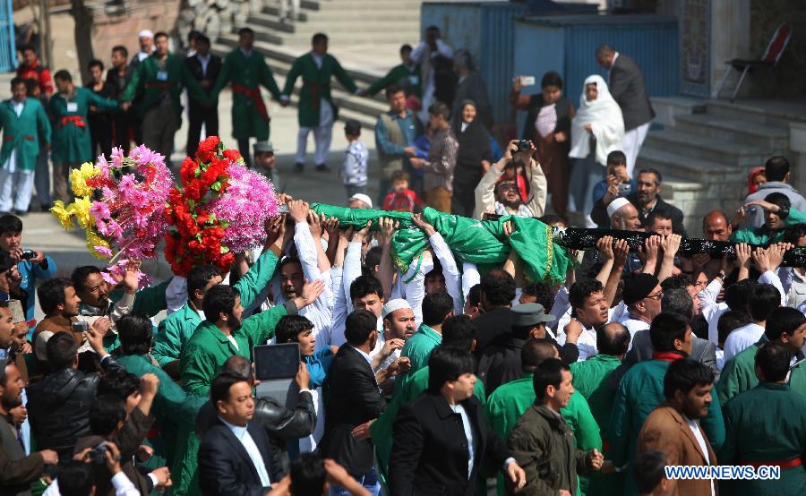 Afghan people raise up the holy mace during the celebration of Nowruz festival in Kabul, Afghanistan, March 21, 2013. Afghans celebrate the Nowruz festival as the first day of the year in Persian calendar. (Xinhua/Ahmad Massoud)