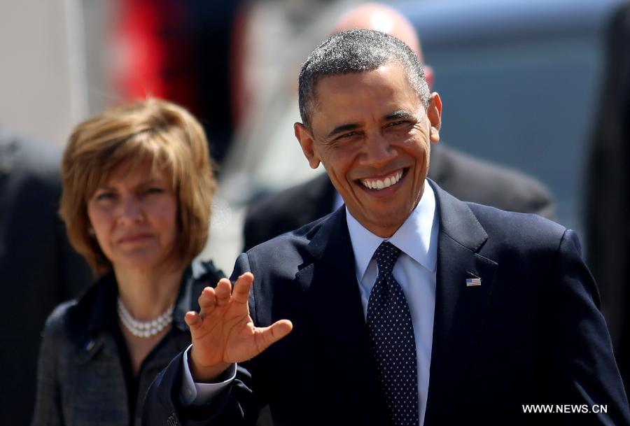 U.S. President Barack Obama (R, front) waves during a welcoming ceremony upon his arrival in the West Bank city of Ramallah on March 21, 2013. Obama arrived in Tel Aviv in Israel Wednesday to start his Mideast tour. Obama will spend three days in Israel, the Palestinian territories and Jordan. (Xinhua/POOL/Fadi Arouri)