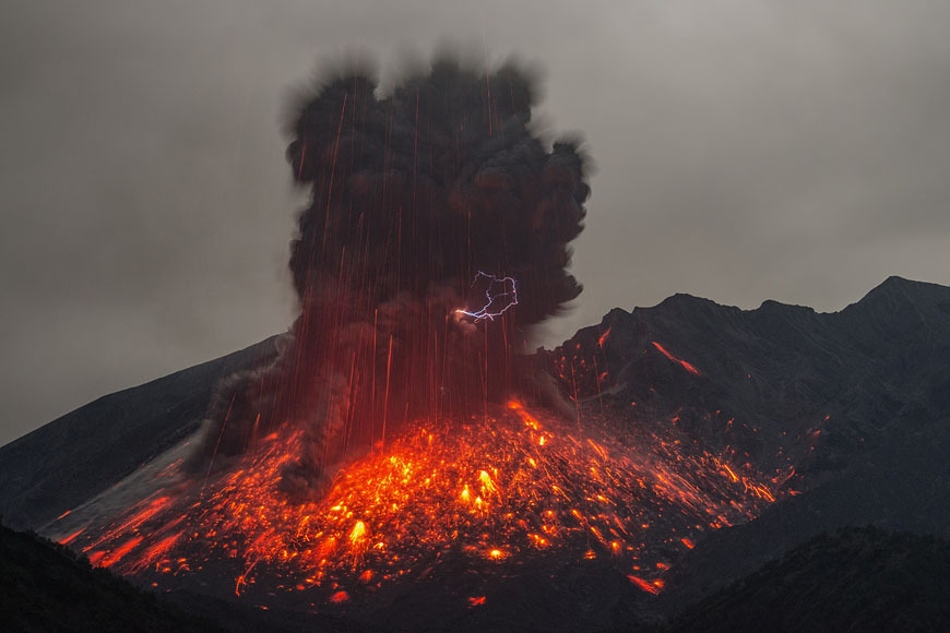 Spectacular lightning volcano captured by photographer  (5)