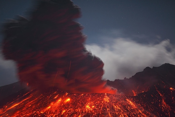 Spectacular lightning volcano captured by photographer  (8)