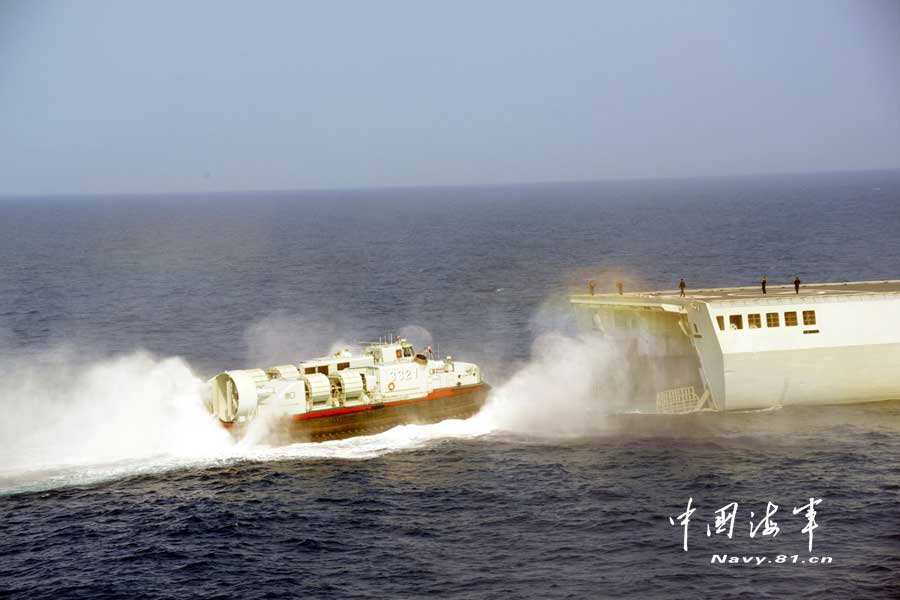 The Jinggangshan landing vessel under a landing ship flotilla of the South Sea Fleet of the Navy of the Chinese People's Liberation Army (PLA) and a certain type of air-cushion craft known as "sea mustang" in a high-sea coordination training, March 20, 2013. (navy.81.cn/Qian Xiaohu, Gao Yi, Zhu Hongbin)