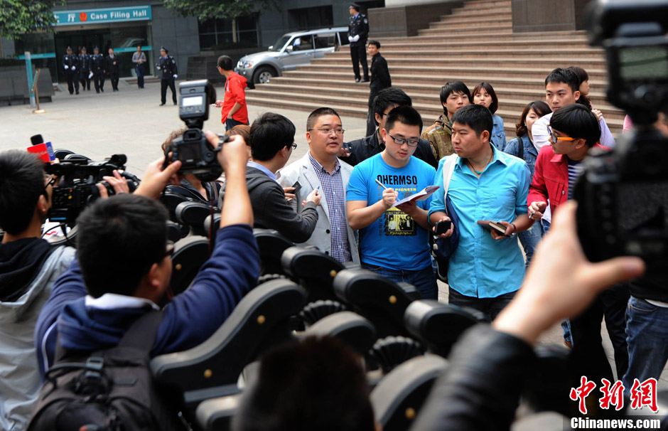 Reporters surround Zhang Guiying’s lawyer. Zhang, girlfriend of serial homicidal thief Zhou Kehua, was sentenced to five years in jail on Friday by a court in southwest China's Chongqing Municipality. (Chinanews.com/Chen Chao)