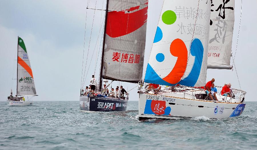 The sailing boats compete during the first day of racing at the 2013 Round Hainan International Regatta in Sanya, capital of south China's Hainan Province, March 21, 2013. (Xinhua/Guo Cheng)