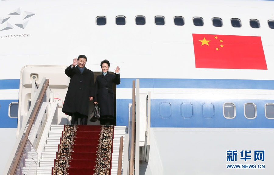 Chinese President Xi Jinping (L) and his wife Peng Liyuan wave upon their arrival in Moscow, capital of Russia, March 22, 2013. Chinese President Xi Jinping arrived in Moscow Friday for a state visit to Russia. (Xinhua/Lan Hongguang)