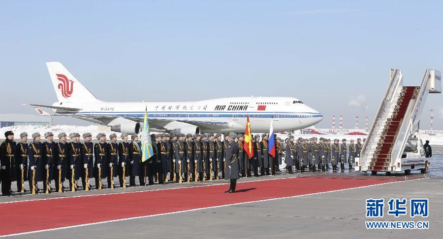 A guard of honor gets ready for the welcoming ceremony for visiting Chinese President Xi Jinping in Moscow, capital of Russia, March 22, 2013. Chinese President Xi Jinping arrived in Moscow Friday for a state visit to Russia.(Xinhua/Ding Lin)