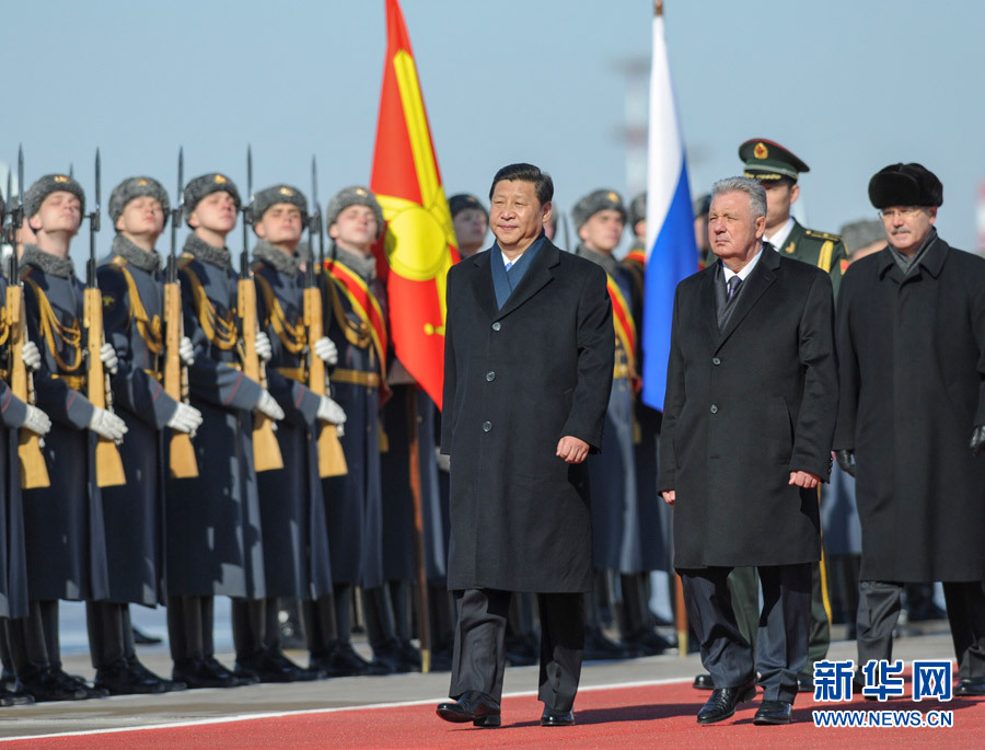 Chinese President Xi Jinping (front L), accompanied by Russian Minister of Far East Development Viktor Ishayev (front R), inspects the guard of honor upon his arrival in Moscow, capital of Russia, March 22, 2013. Chinese President Xi Jinping arrived in Moscow Friday for a state visit to Russia. (Xinhua/Xie Huanchi)