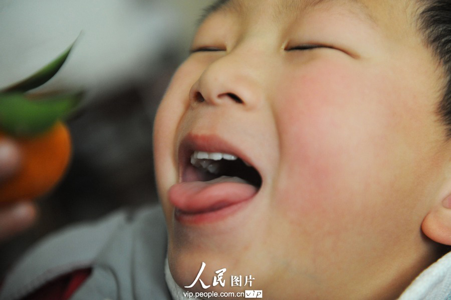 Zishuo eats as much as he can to gain weight for the surgery to save his sister, Mar. 4, 2013. (photo/vip.people.com.cn)