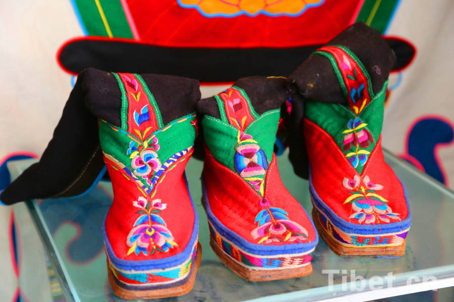 Beautiful Tibet wool shoes.(Photo by Chen Bangxian)