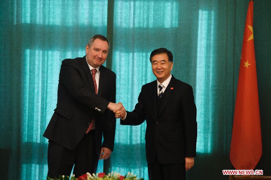 Visiting Chinese Vice Premier Wang Yang (R) meets with Russian Deputy Prime Minister Dmitry Rogozin in Moscow, Russia, March 22, 2013. Chinese Vice Premier Wang Yang, who is visiting Moscow to inspect preparations for the "Tourism Year of China" in Russia, has called for enhanced tourism cooperation between China and Russia. (Xinhua/Jiang Kehong)