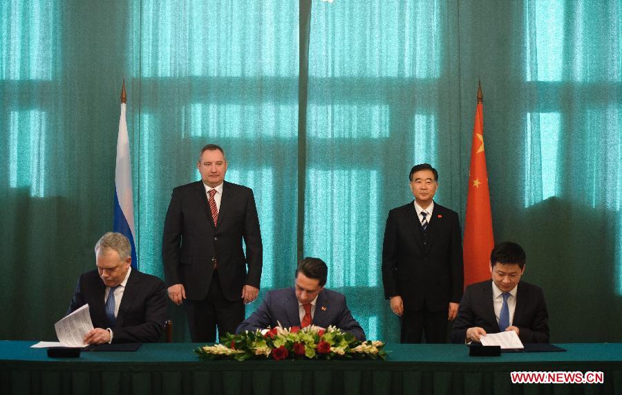 Visiting Chinese Vice Premier Wang Yang (2nd R) and Russian Deputy Prime Minister Dmitry Rogozin (2nd L) attend a signing ceremony of the two nations in Moscow, Russia, March 22, 2013. Chinese Vice Premier Wang Yang, who is visiting Moscow to inspect preparations for the "Tourism Year of China" in Russia, has called for enhanced tourism cooperation between China and Russia. (Xinhua/Jiang Kehong)