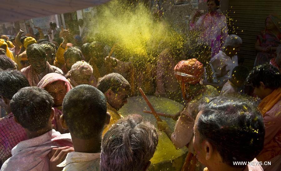 Indian people toss colored powder as they celebrate Latthmaar Holi festival at the Radha Rani temple in Barsana near Mathura city of Indian state Uttar Pradesh, March 21, 2013. (Xinhua/Tumpa Mondal)