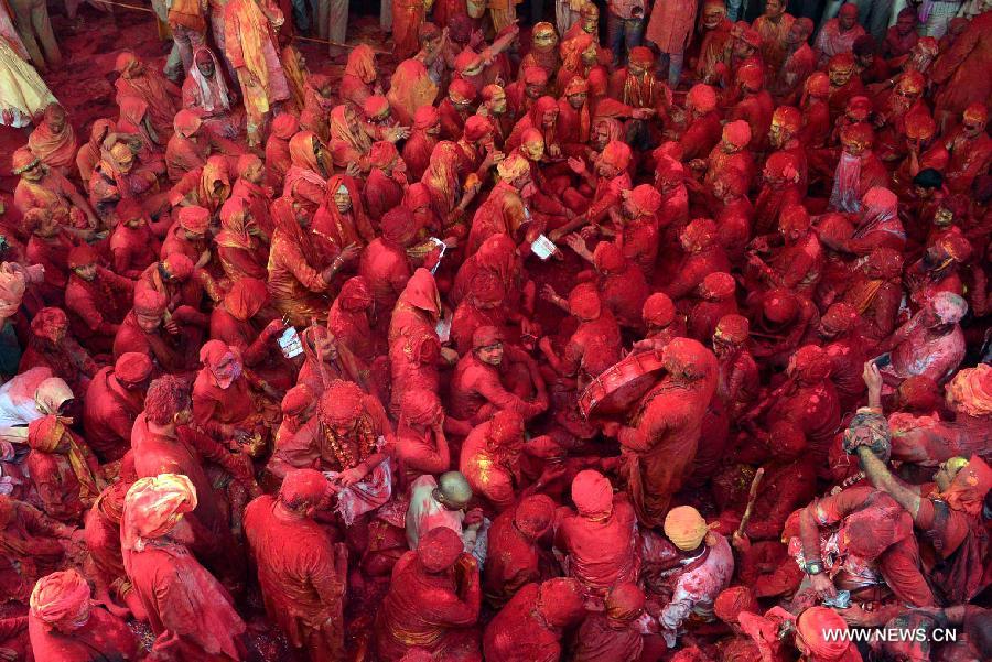 Hindu devotees toss color powder in air during Holi celebration at Sriji temple near Mathura city of Indian state Uttar Pradesh, March 21, 2013. (Xinhua/Partha Sarkar)