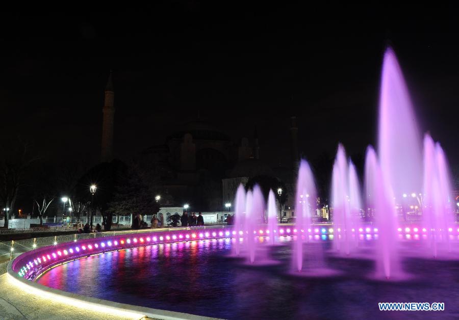 Photo taken on March 23, 2013 shows the Haghia Sophia museum in Istanbul of Turkey turning off its lights to mark the annual "Earth Hour" event. (Xinhua/Ma Yan) 