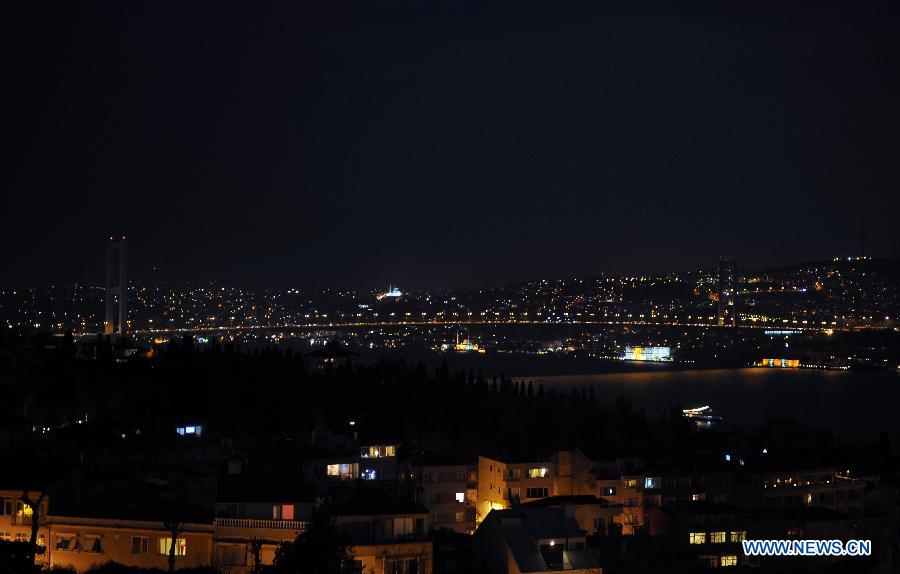 The Bosporus Bridge turns off the lights to mark the annual "Earth Hour" event in Istanbul of Turkey on March 23, 2013. (Xinhua/Ma Yan) 