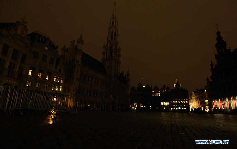 Photo taken on March 23, 2013 shows landmark Grand Place in Brussels, capital of Belgium, turns off its lights to mark the annual "Earth Hour" event. (Xinhua/Yan Ting) 