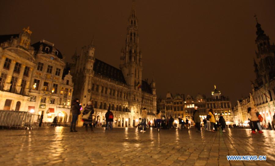 Photo taken on March 23, 2013 shows landmark Grand Place in Brussels, capital of Belgium, before turning off its lights to mark the annual "Earth Hour" event. (Xinhua/Yan Ting) 