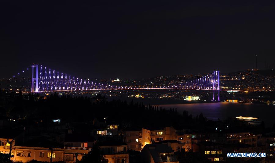 The Bosporus Bridge turns on the lights before "Earth Hour" in Istanbul of Turkey on March 23, 2013. (Xinhua/Ma Yan) 