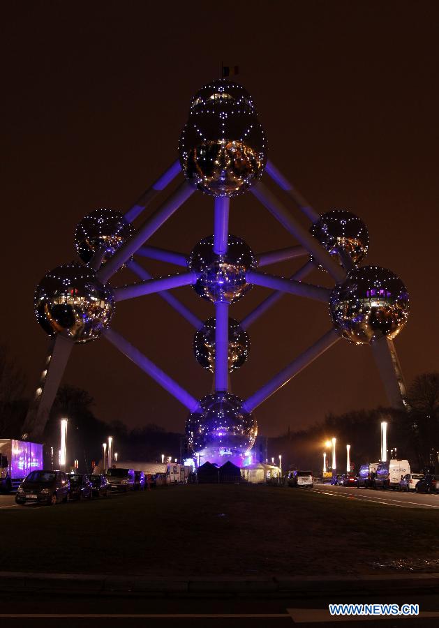 Photo taken on March 23, 2013 shows landmark Atomium in Brussels, capital of Belgium, before turning off its lights to mark the annual "Earth Hour" event. (Xinhua/Wang Xiaojun) 