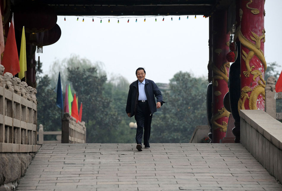 File photo taken on Oct. 30, 2008 shows Wu Renbao walking in Huaxi Village, China’s Jiangsu province. Wu, former Communist Party chief of Huaxi Village in east China's Jiangsu province, who transformed the once poverty-stricken village into one of the richest in the country, died of cancer at age of 85, March 18, 2013. (Xinhua/Sun Shen)