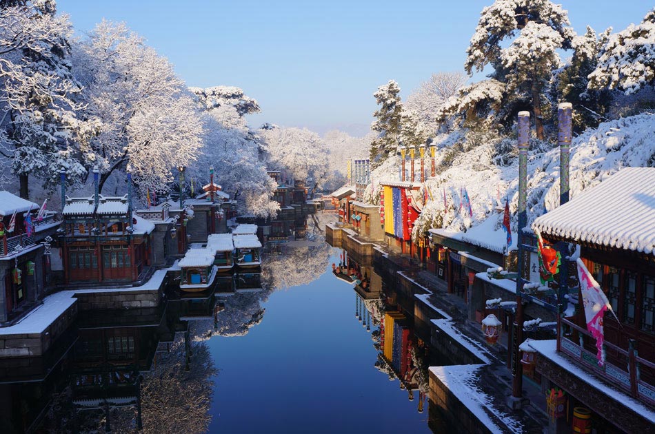Buildings in Suzhou Street, an antique commercial street in Beijing, are covered by thick snow, March 20, 2013. (Xinhua/Li Qingshan)