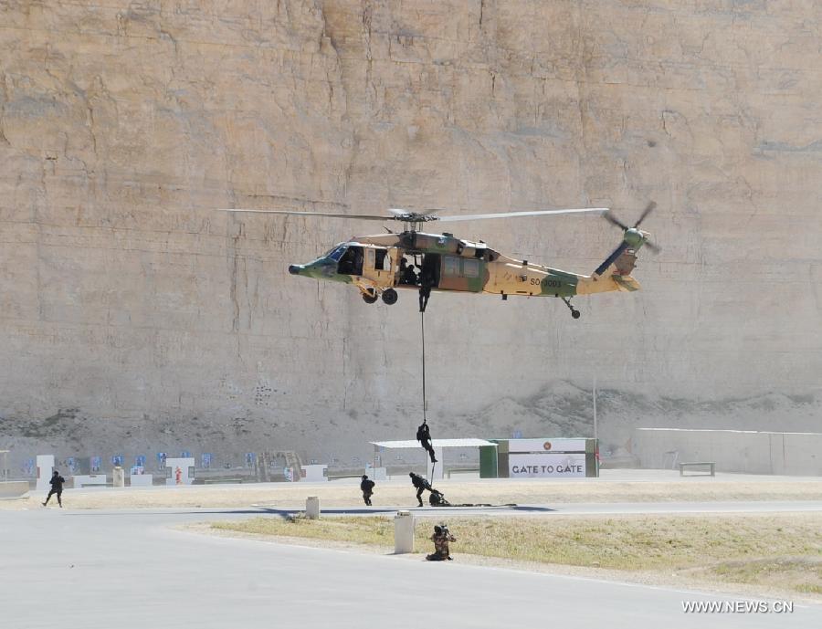 The Jordanian Armed Forces practise airborne landing at the opening ceremony of the Fifth Warrior Competition in King Abdullah Special Operation Training Center (KASOTC) in Amman, Jordan, March 24, 2013. The competition with wide participation of 33 teams from 18 countries will be held during March 24 to March 28. (Xinhua/Cheng Chunxiang)