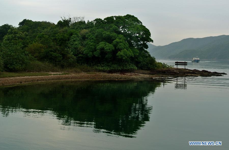 A tour boat heads for Ap Chau Island for a weekend vacation in south China's Hong Kong, March 24, 2013. (Xinhua/Chen Xiaowei)
