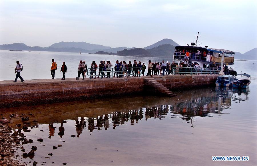 Tourists visit Lai Chi Wo Peninsula for a weekend vacation in south China's Hong Kong, March 24, 2013. (Xinhua/Chen Xiaowei)