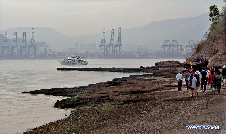 Tourists visit Ap Chau Island for a weekend vacation in south China's Hong Kong, March 24, 2013. (Xinhua/Chen Xiaowei)