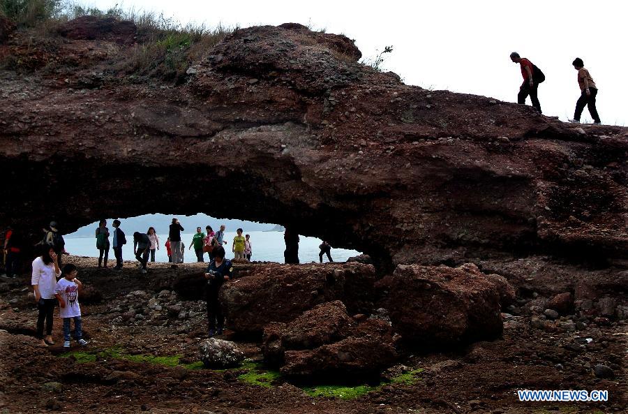 Tourists visit Ap Chau Island for a weekend vacation in south China's Hong Kong, March 24, 2013. (Xinhua/Chen Xiaowei)