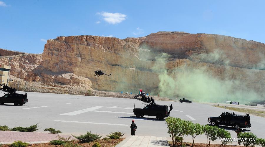 The Jordanian Armed Forces practise anti-terror drill at the opening ceremony of the Fifth Warrior Competition in King Abdullah Special Operation Training Center(KASOTC) in Amman, Jordan, March 24, 2013. The competition with wide participation of 33 teams from 18 countries will be held during March 24 to March 28. (Xinhua/Cheng Chunxiang)