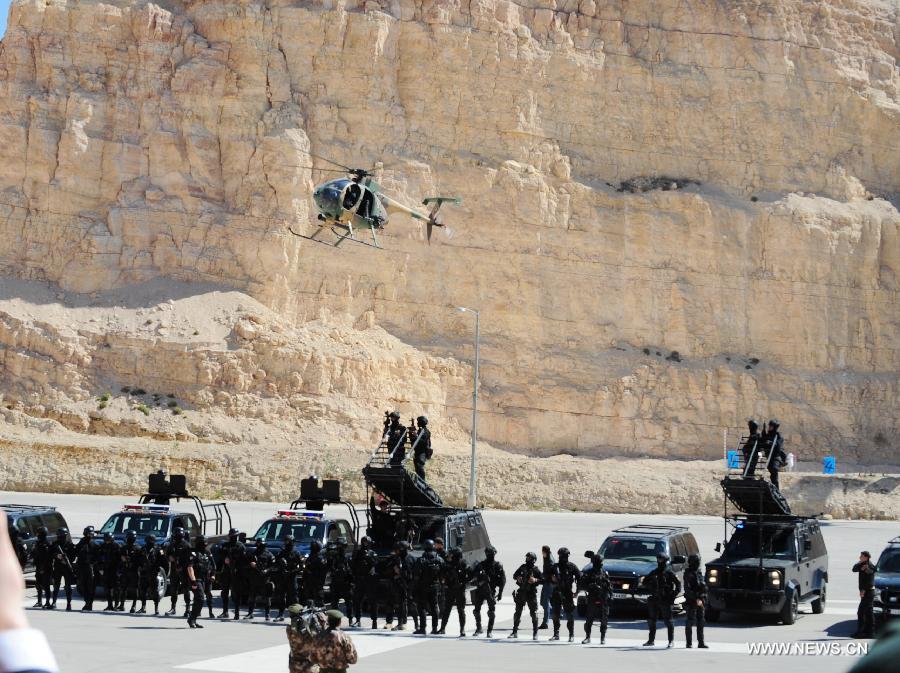 The Jordanian Armed Forces practise anti-terror drill at the opening ceremony of the Fifth Warrior Competition in King Abdullah Special Operation Training Center (KASOTC) in Amman, Jordan, March 24, 2013. The competition with wide participation of 33 teams from 18 countries will be held during March 24 to March 28. (Xinhua/Cheng Chunxiang)