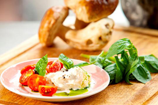Among Papi's signature dishes is silky burrata cheese with juicy Italian cherry tomatoes(China Daily)