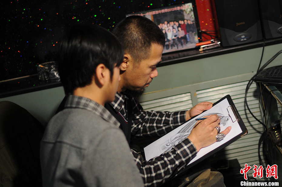 Liu Jinlong shows his apprentice how a tattoo pattern is done. Tattooing, which has been practiced in most parts of the world, is now having coteries in China. (Photo by Guo Zeyuan/Chinanews.com)