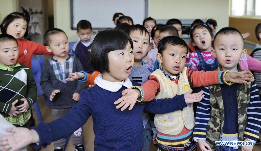Children sing nursery rhymes of Mongolian ethnic group at a kindergarten in Hohhot, capital of north China's Inner Mongolia Autonomous Region, March 25, 2013. The region has promoted education on ethnic culture for kindergarten children of Mongolian ethnic group, by offering children classes on folk music, dance and drawing. (Xinhua/Zhao Tingting) 