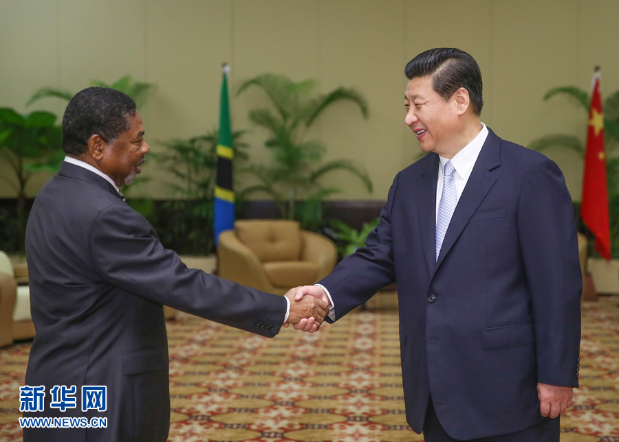 Chinese President Xi Jinping (R) shakes hands with Zanzibar's President Ali Mohamed Shein during their meeting in Dar es Salaam, Tanzania, March 25, 2013. (Xinhua/Lan Hongguang)